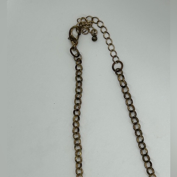 Gold metal chain with metal leaves in cluster - Picture 8 of 8